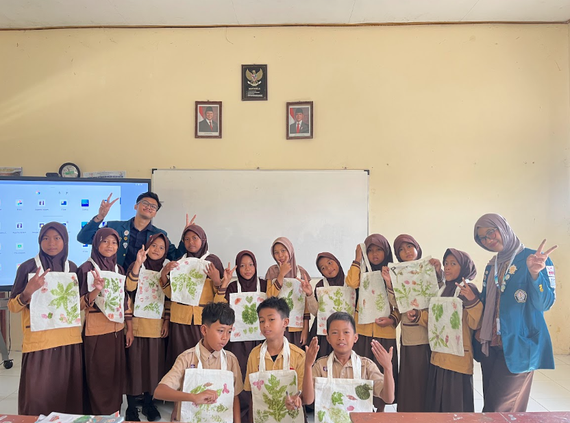 Mengenalkan Seni Ramah Lingkungan, Tim KKN Undip Ajak Siswa SDN Pringanom 1 Berkreasi dengan Ecoprint