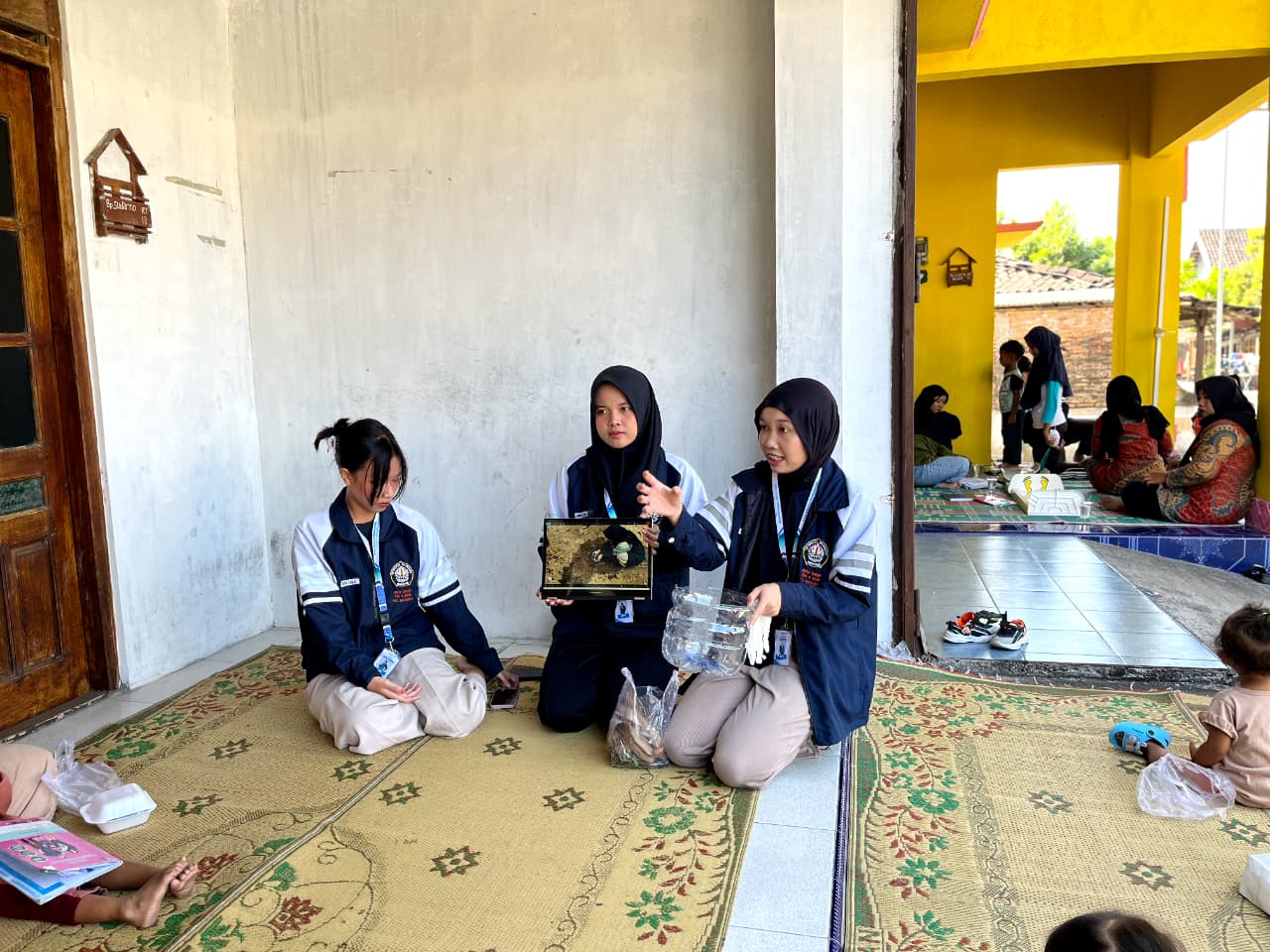 Sampah Organik Jadi Solusi Resapan: Mahasiswa KKN UNDIP Kenalkan Biopori di Desa Pringanom